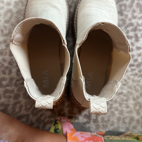 MIA Alejandro 7M white ankle platform booties - Picture 5 of 6
